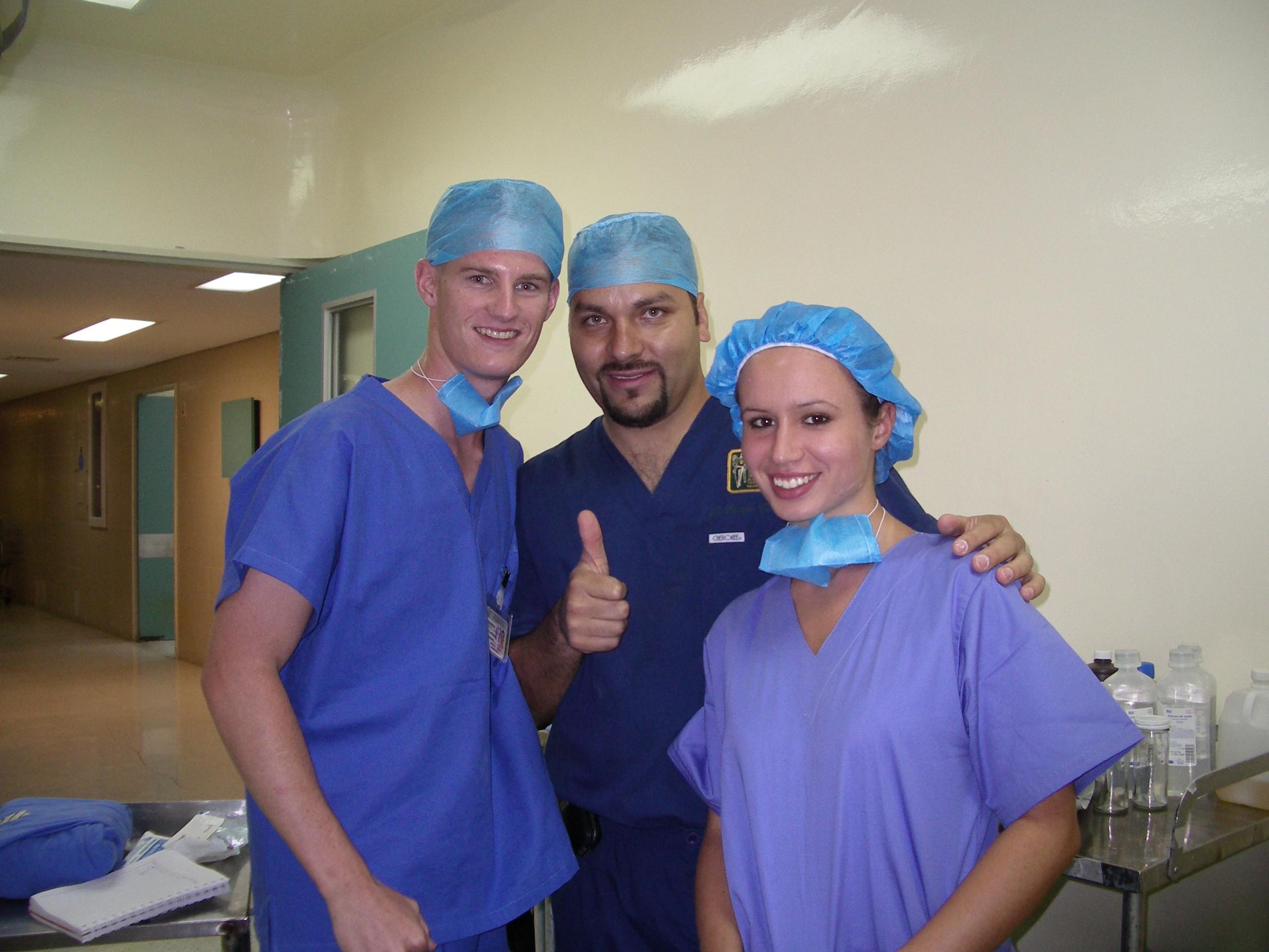 Projects Abroad Medical interns poses with a local doctor during their Medicine Internships in Mexico. Medical Interns pose for a picture with a local doctor in a Hospital during their work placement in Mexico.